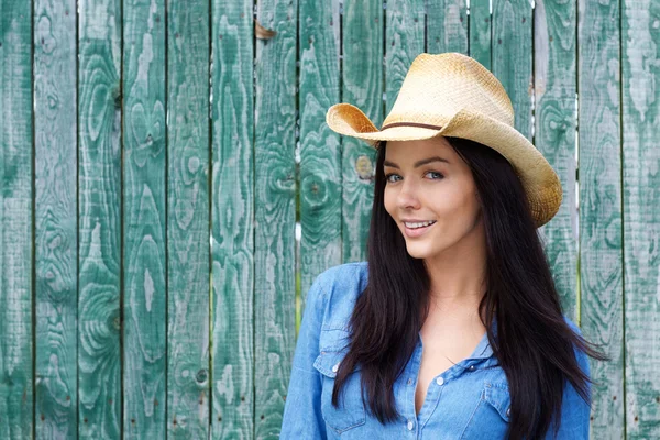 Nära håll leende kvinna iklädd cowboyhatt — Stockfoto