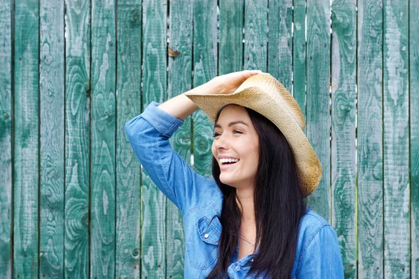Kovboy şapkalı kadın gülüyor — Stok fotoğraf
