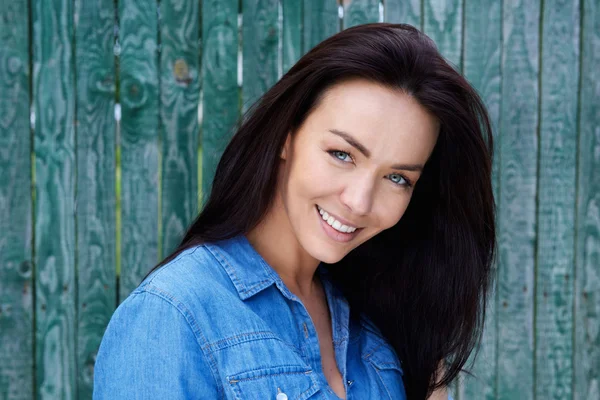 De cerca mujer sonriente con camisa azul — Foto de Stock