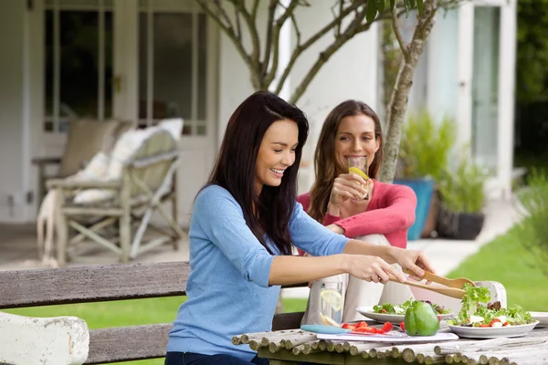 Dos amigas sentadas afuera almorzando — Foto de Stock