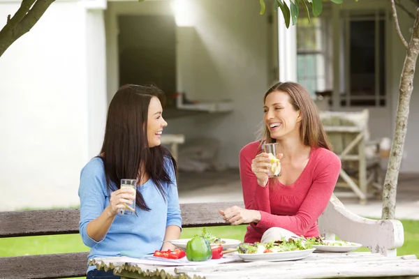 Dos novias sentadas afuera almorzando — Foto de Stock