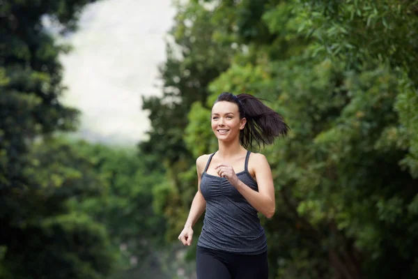 Jovem mulher esportiva ativa correndo ao ar livre — Fotografia de Stock