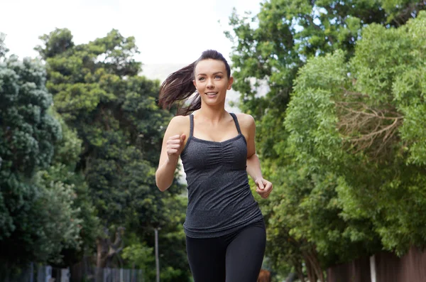Sportig ung kvinna springer utomhus — Stockfoto