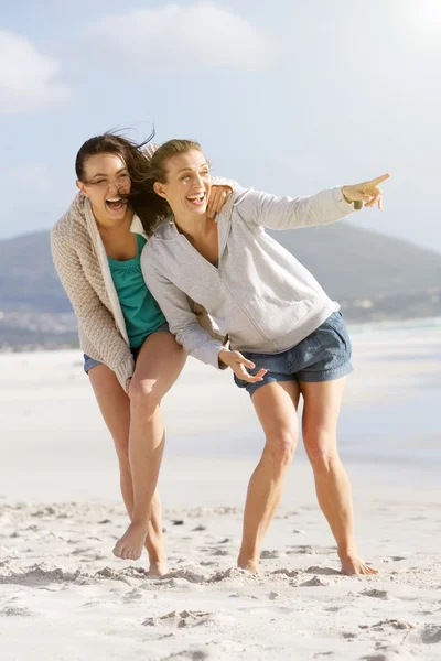 Dos amigos disfrutando de la vida en la playa juntos — Foto de Stock