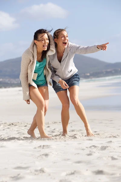 Dos amigos riendo y disfrutando de la vida en la playa — Foto de Stock