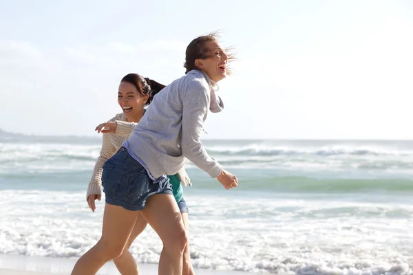 Mulheres sinceras rindo da praia — Fotografia de Stock