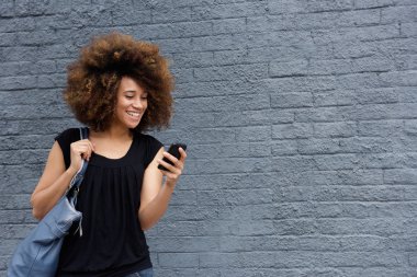 Cep telefonu olan kadın.