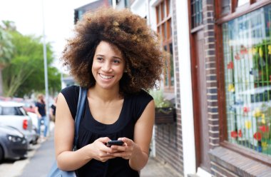 siyah kadın gülümsüyor