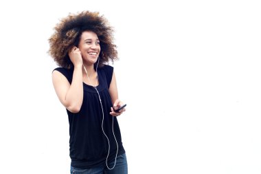 Kadın cep telefonu ile gülüyor