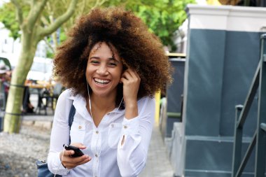 genç kadın gülüyor