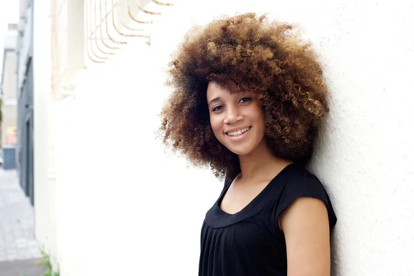 Jovem menina afro-americana feliz — Fotografia de Stock