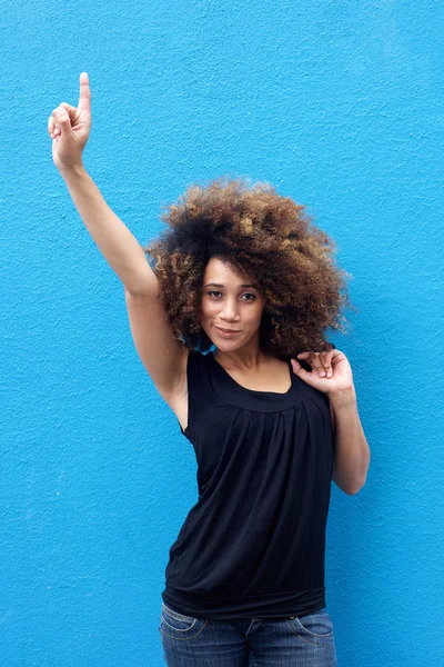 Mujer joven señalando el dedo hacia arriba — Foto de Stock