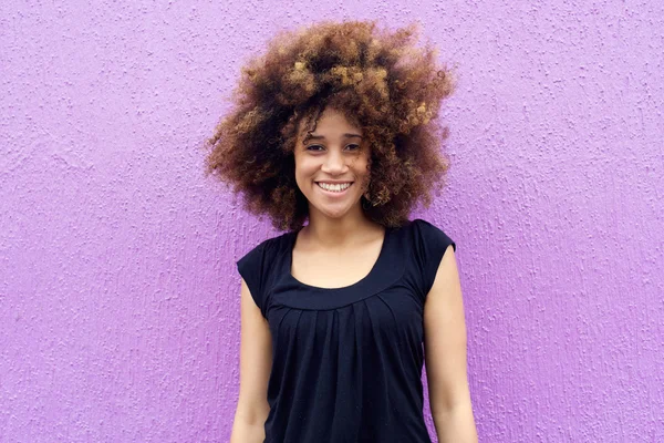 Sorrindo jovem mulher — Fotografia de Stock