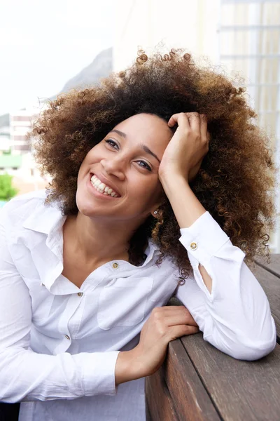 Sorrindo jovem mulher — Fotografia de Stock