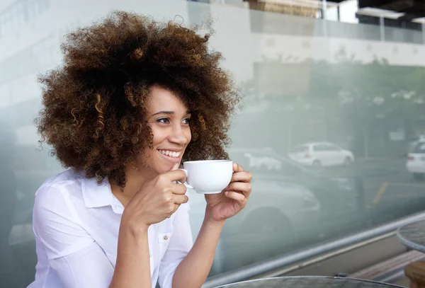 Sorrindo mulher afro-americana — Fotografia de Stock