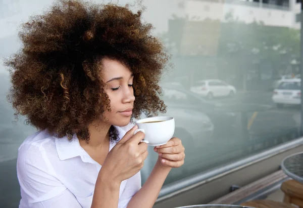 Женщина наслаждается чашкой кофе — стоковое фото