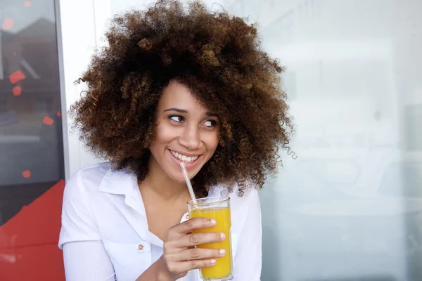 Sorridente giovane donna africana — Foto Stock