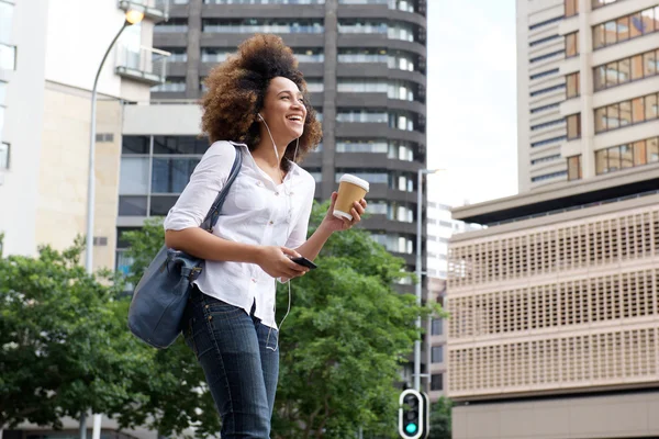 Vrouwelijke student wandelen met mobiele telefoon — Stockfoto