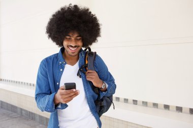 Cep telefonu ve paket ile dolaşan serin adam