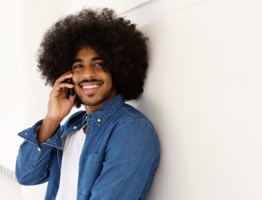 Cep telefonunda dinleme gülümseyen siyah adam 