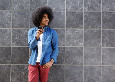 Cep telefonu kullanarak afro ile cool adam