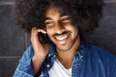 Cep telefonu kullanarak serin neşeli adam