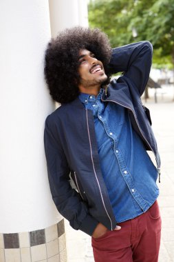 Saç el ile gülümseyen genç afro Amerikan moda modeli