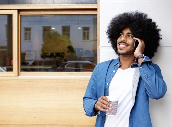 Guapo joven negro hombre usando el teléfono móvil — Foto de Stock