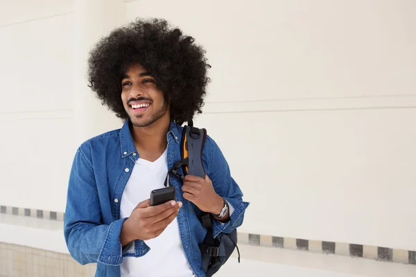 Moda joven negro hombre caminando con el teléfono celular —  Fotos de Stock