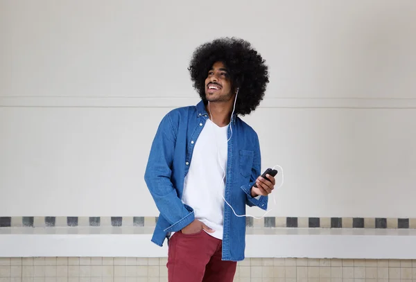 Chłodny czarny facet słuchanie muzyki na telefon komórkowy — Zdjęcie stockowe