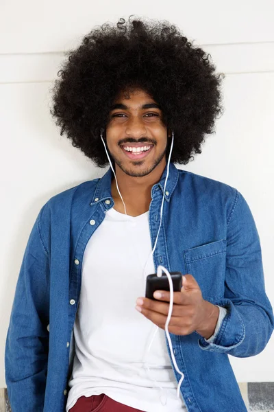 Sourire noir guy écoute de la musique sur smart phone — Photo