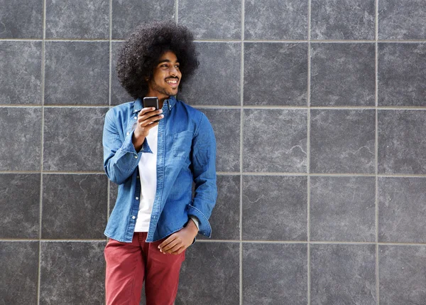 Chico guay con afro usando celular —  Fotos de Stock