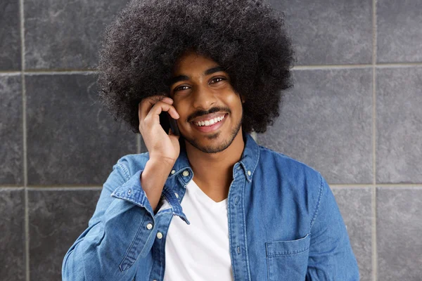 Sonriente hombre negro usando el teléfono celular — Foto de Stock