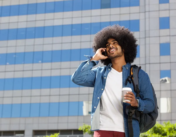 Sorrindo homem de viagem com saco e telefone celular — Fotografia de Stock