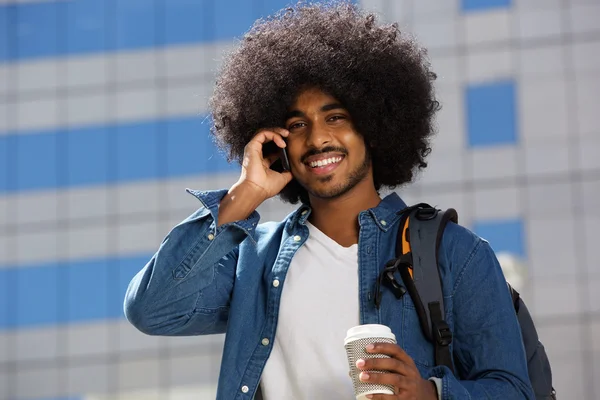 Chladný mužský student na mobilním telefonu — Stock fotografie