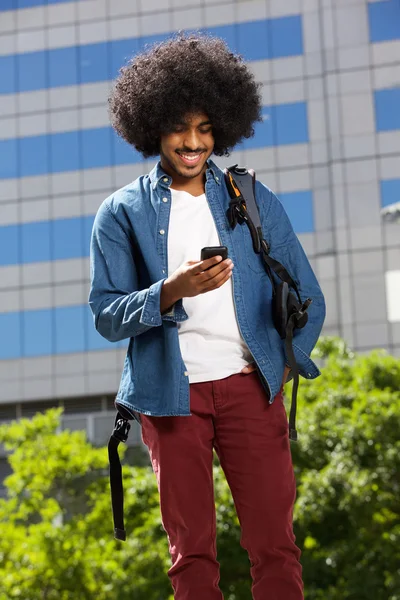 Cool ragazzo di viaggio a piedi con il telefono cellulare — Foto Stock