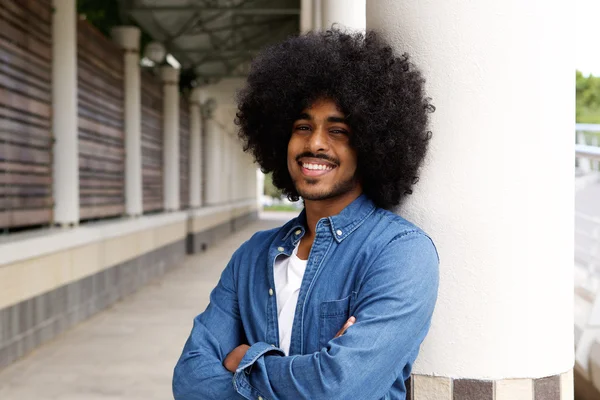 Glimlachend zwarte man met afro — Stockfoto