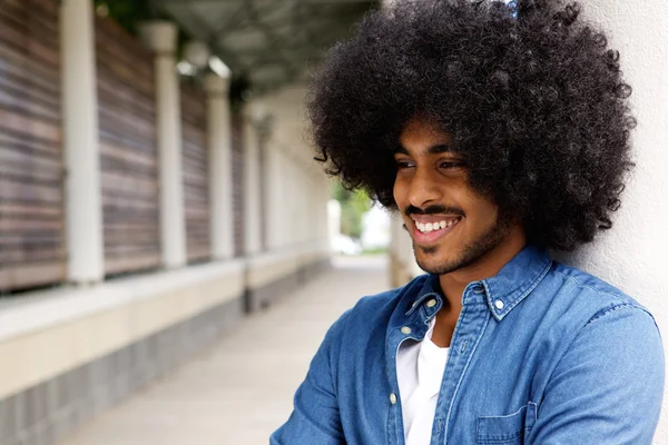 Lächelnder Afrikanisch-Amerikanischer Mann mit Afro — Stockfoto