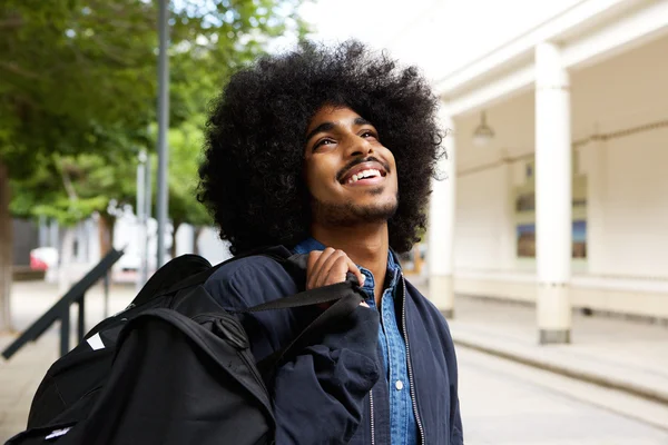 Uśmiechający się czarny studenta z afro — Zdjęcie stockowe