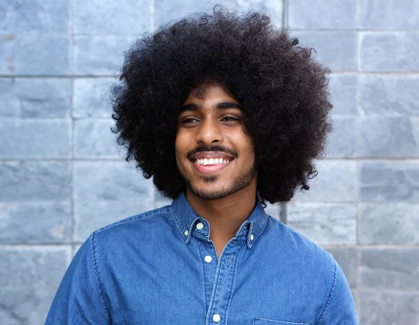 Fajne młode czarny facet uśmiechający się z afro — Zdjęcie stockowe