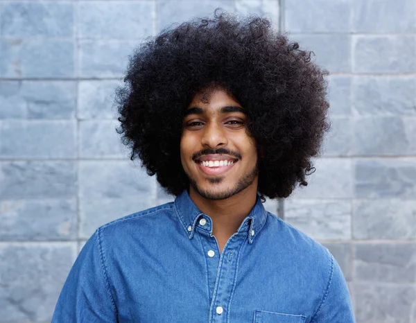 Afro muž s úsměvem — Stock fotografie