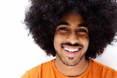Sakallı gülümseyen afro adam 