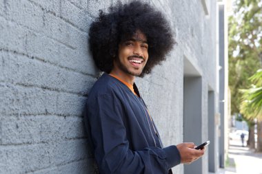 Telefonunuzun ve gülümseyen genç adam