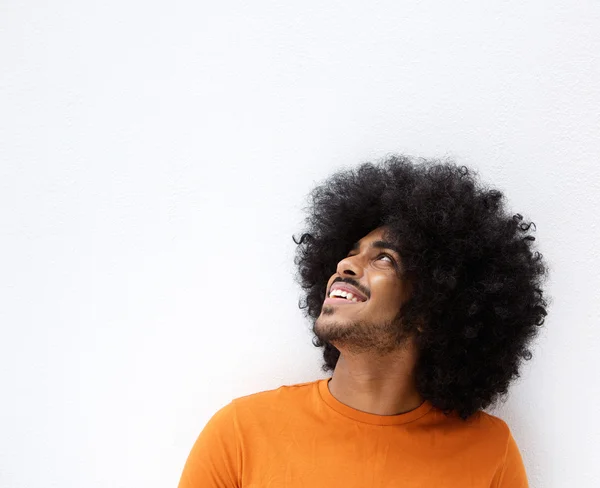 Afro człowiek uśmiechający się i patrząc w górę — Zdjęcie stockowe