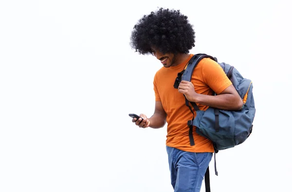 Sonriente joven caminando con bolsa y teléfono móvil — Foto de Stock