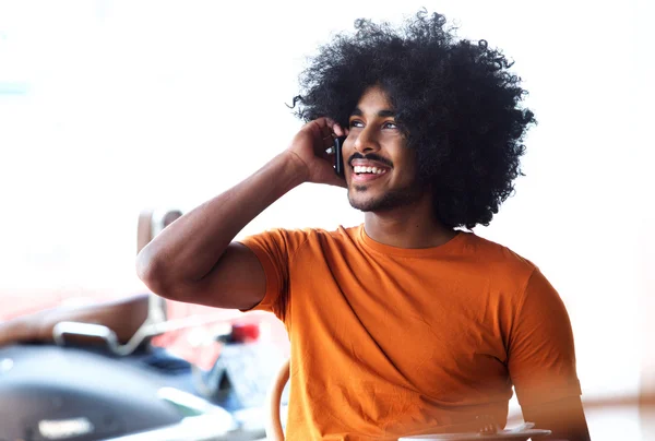 Pohledný mladý černý muž mluví do mobilního telefonu — Stock fotografie