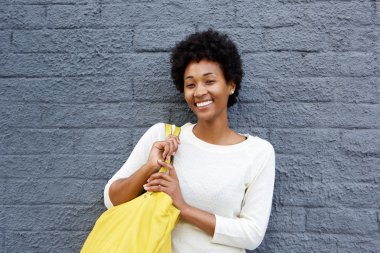 Gülümseyen genç kadın