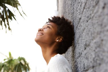 kadın bir duvara yaslanmış