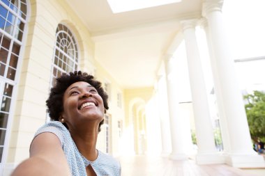 Gülümseyen genç kadın