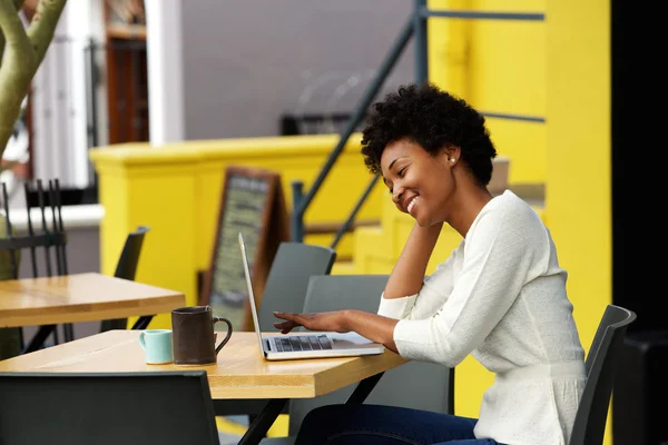 Mujer feliz usando portátil — Foto de Stock